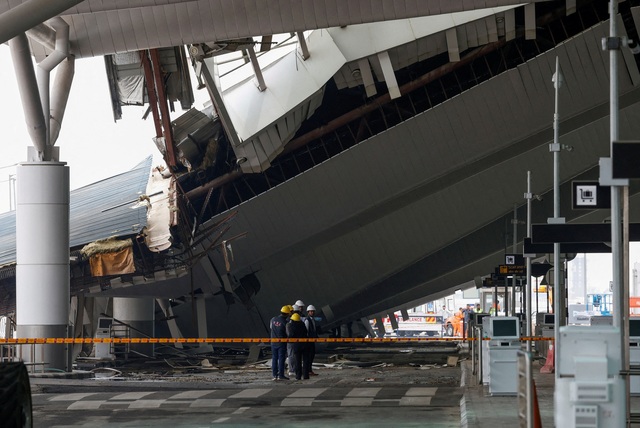 Mái che nhà ga sân bay đổ sập làm một người chết, gián đoạn bay ở Ấn Độ- Ảnh 1.