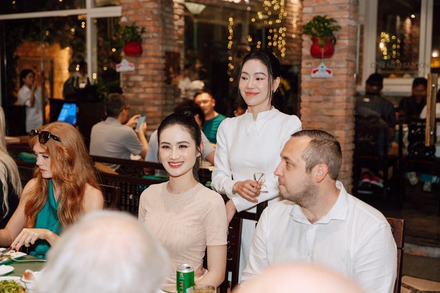 Bà Phạm Kim Dung và Hoa hậu Ý Nhi dùng bữa tối tại Cơm Niêu Sài Gòn