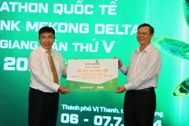Ông Trương Cảnh Tuyên (bìa phải) và đại diện Vietcombank. ẢNH: NGUYỄN BẢY;