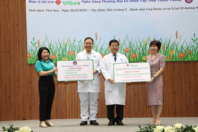 Nguyên Chủ tịch nước Trương Tấn Sang tặng Bệnh viện Ung bướu TP.HCM 3 máy siêu âm- Ảnh 3.