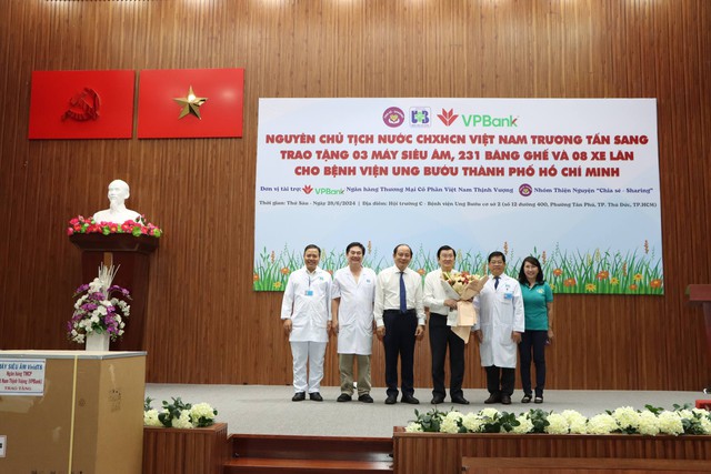 Nguyên Chủ tịch nước Trương Tấn Sang tặng Bệnh viện Ung bướu TP.HCM 3 máy siêu âm- Ảnh 1.
