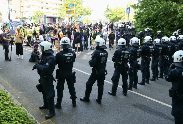 Cảnh sát Đức đụng độ người biểu tình ở đại hội đảng cực hữu- Ảnh 1.