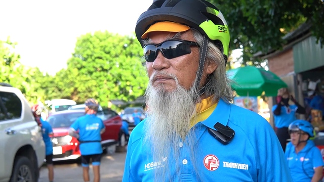 'Lão gia' làng xe đạp phong trào Việt Nam với bộ râu độc nhất vô nhị: Cứ có giải là đi- Ảnh 1.
