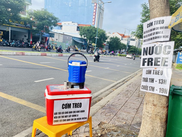 'Cơm treo’ miễn phí ở Sài Gòn, ai cần cứ đến lấy một phần...- Ảnh 1.