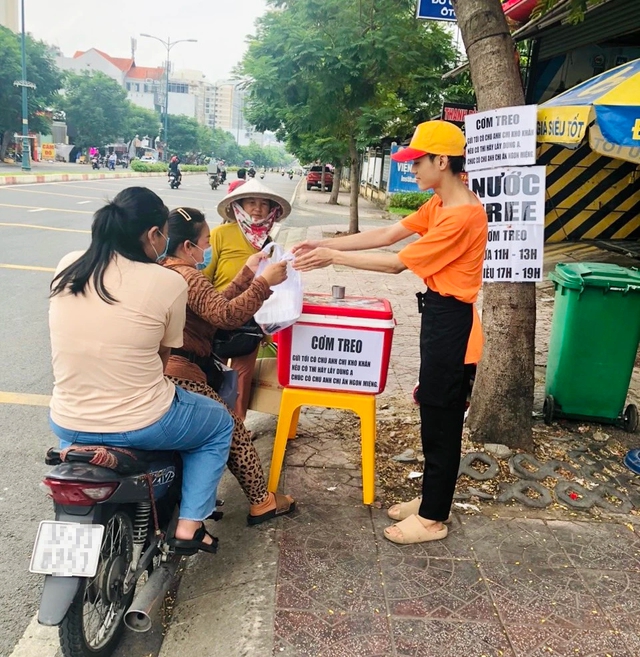 'Cơm treo’ miễn phí ở Sài Gòn, ai cần cứ đến lấy một phần...- Ảnh 2.