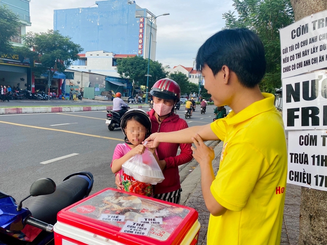 'Cơm treo’ miễn phí ở Sài Gòn, ai cần cứ đến lấy một phần...- Ảnh 6.