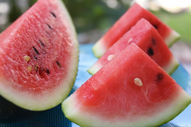 Cách tốt nhất để ăn dưa hấu có thể khiến bạn ngạc nhiên- Ảnh 1.