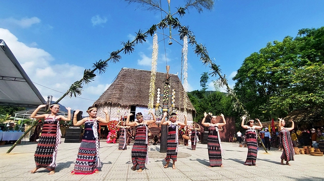 Những đại thụ văn hóa nơi đại ngàn: Người giữ lửa vũ điệu dâng trời- Ảnh 2.