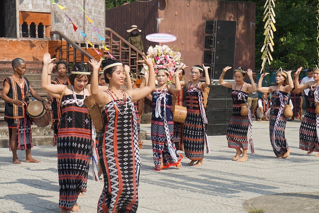 Những đại thụ văn hóa nơi đại ngàn: Người giữ lửa vũ điệu dâng trời- Ảnh 3.