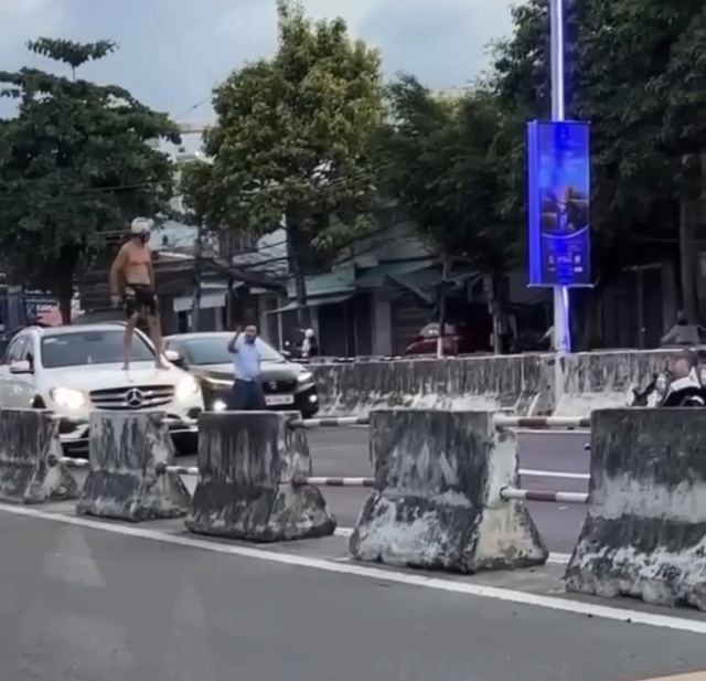 Nha Trang: Một người đàn ông ngoại quốc chặn đường, đập phá xe ô tô- Ảnh 1.