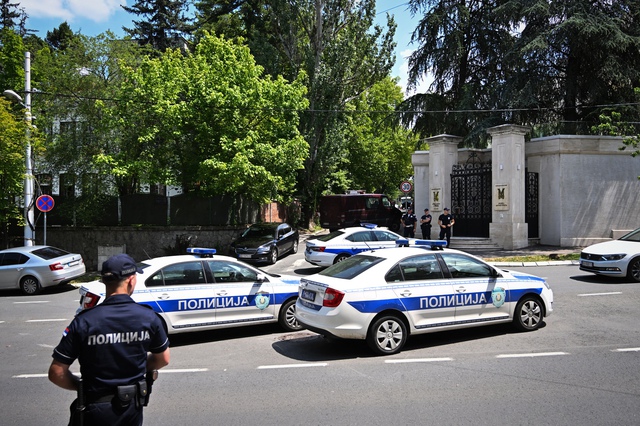 Một người dùng nỏ 'tấn công khủng bố' cảnh sát ngoài đại sứ quán Israel tại Serbia- Ảnh 1.