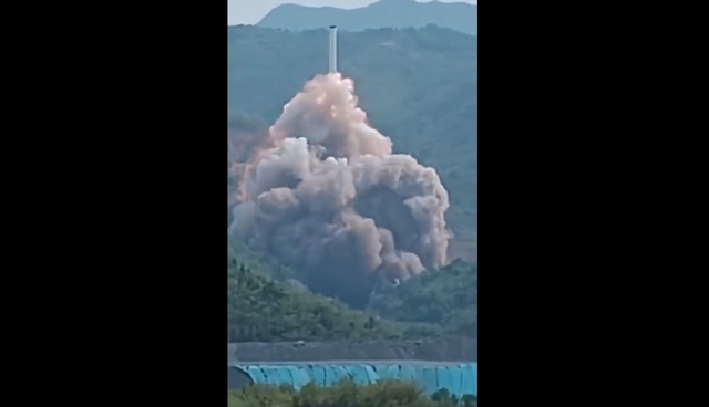 Tên lửa Trung Quốc thử nghiệm tĩnh bất ngờ phóng lên rồi rơi xuống phát nổ- Ảnh 2.