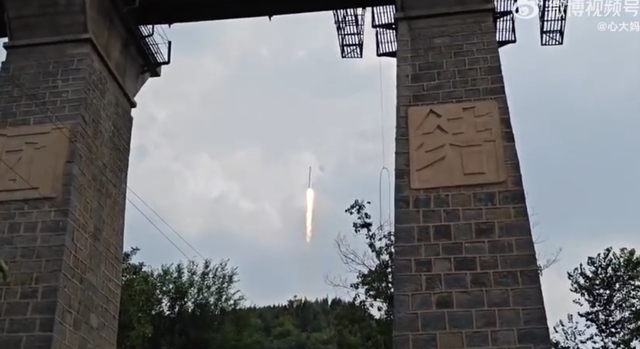 Tên lửa Trung Quốc thử nghiệm tĩnh bất ngờ phóng lên rồi rơi xuống phát nổ- Ảnh 1.
