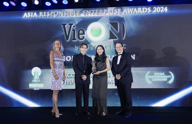 Bà Đinh Thị Nam Phương - Giám đốc Chiến lược Nội dung VieON - Nhà sáng lập và Chủ tịch Quỹ Nam Phương nhận giải thưởng trên sân khấu AREA 2024