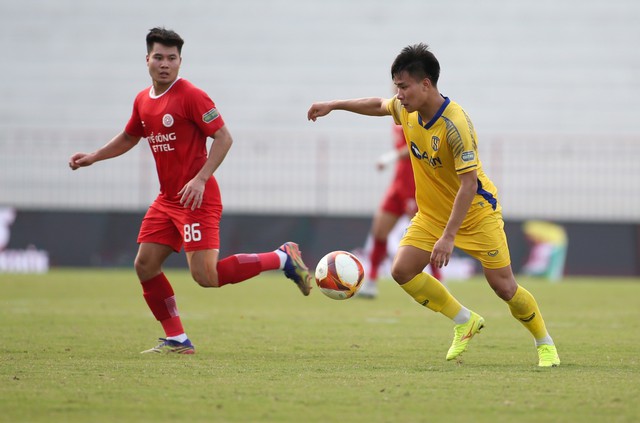 Đánh bại Thể Công Viettel, SLNA trụ hạng ngoạn mục, đẩy Hà Tĩnh xuống đá play-off- Ảnh 1.