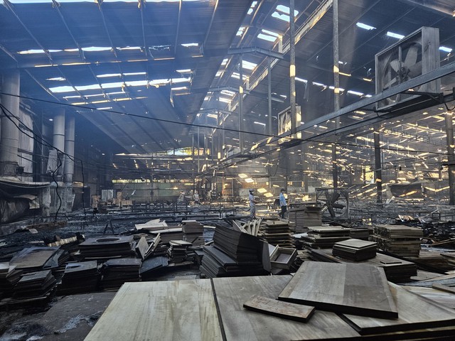 Cháy xưởng gỗ ở Bình Định, thiệt hại hàng chục tỉ đồng- Ảnh 1.