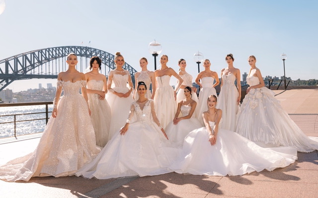 Váy cưới Việt tỏa sáng ở cầu cảng Sydney- Ảnh 1.