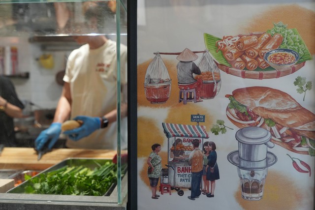 'Bí mật' trong ổ bánh mì Việt Nam có hương vị đích thực nhất Hồng Kông- Ảnh 4.