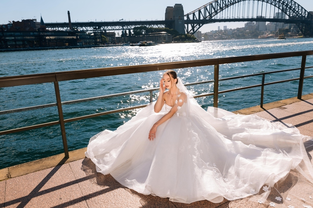 Váy cưới Việt tỏa sáng ở cầu cảng Sydney- Ảnh 7.