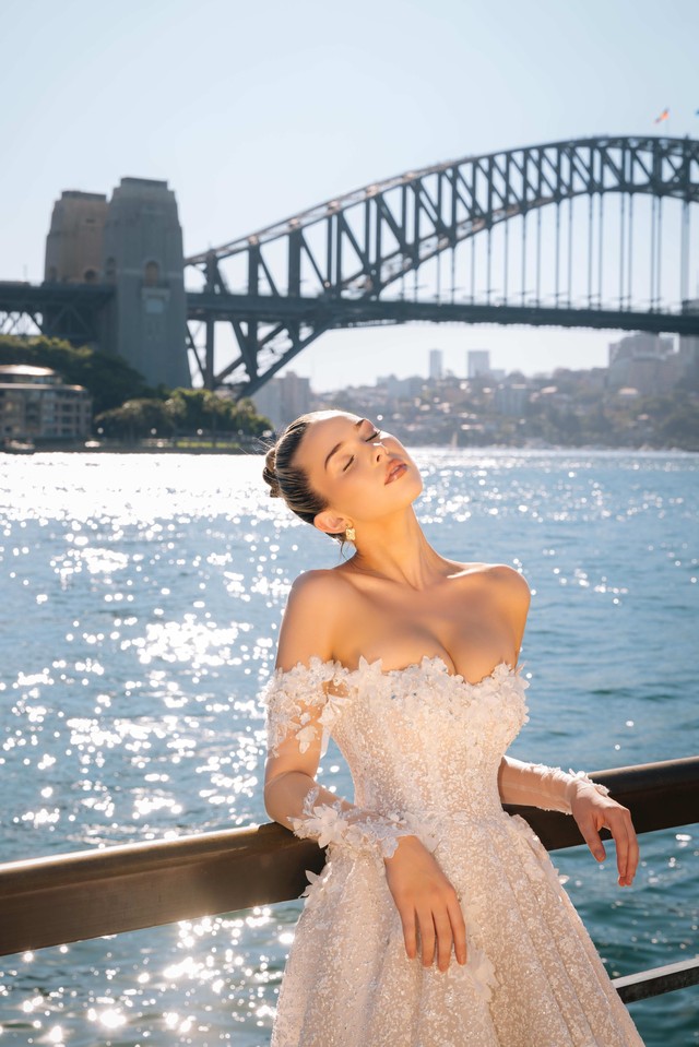 Váy cưới Việt tỏa sáng ở cầu cảng Sydney- Ảnh 3.