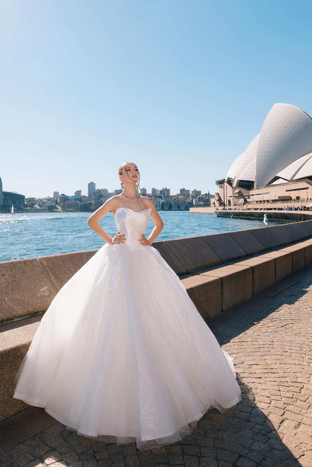 Váy cưới Việt tỏa sáng ở cầu cảng Sydney- Ảnh 12.