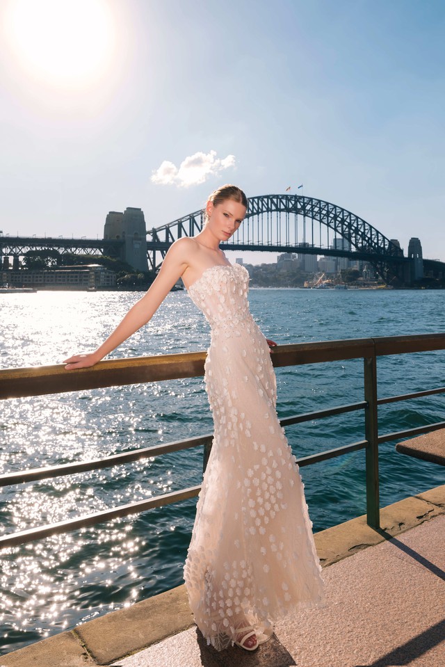 Váy cưới Việt tỏa sáng ở cầu cảng Sydney- Ảnh 4.