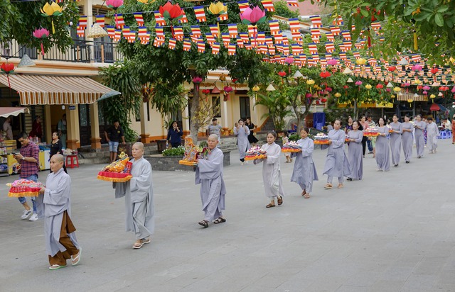 Đi cáp treo lên núi Bà Đen dự lễ vía Bà với giá vé rẻ chưa từng có- Ảnh 3.