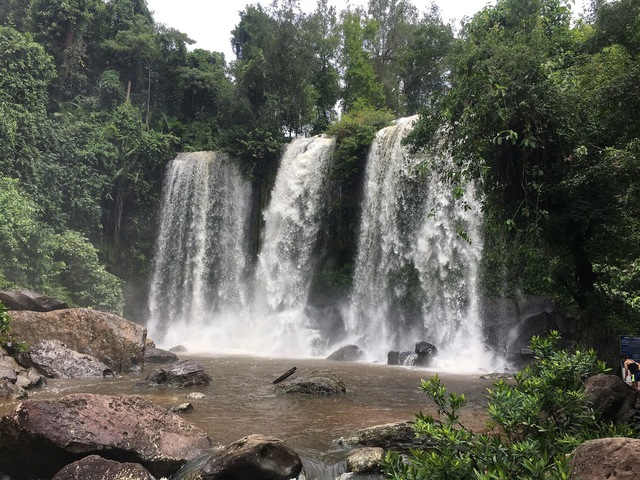 Ngoài các ngôi đền cổ kính nổi tiếng, Campuchia còn có nhiều thác nước đẹp hùng vĩ- Ảnh 1.