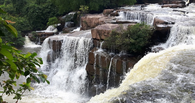 Ngoài các ngôi đền cổ kính nổi tiếng, Campuchia còn có nhiều thác nước đẹp hùng vĩ- Ảnh 2.