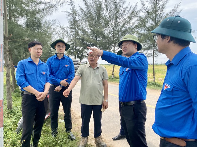 Tỉnh đoàn Thái Bình giúp dân di dời vật dụng để thi công đường dây 500 kV- Ảnh 1.