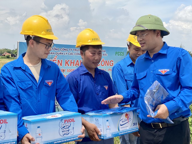 Tỉnh đoàn Thái Bình giúp dân di dời vật dụng để thi công đường dây 500 kV- Ảnh 3.