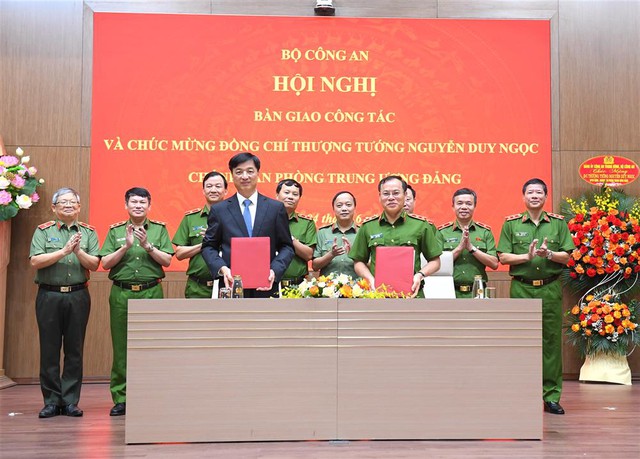 Chánh văn phòng T.Ư Đảng Nguyễn Duy Ngọc bàn giao công tác tại Bộ Công an- Ảnh 3.