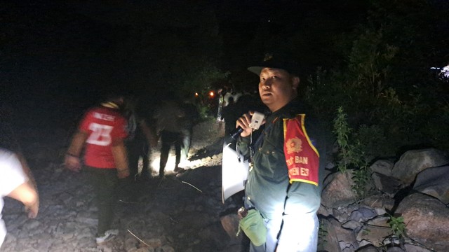 Bình Định: Hàng trăm người xuyên đêm chữa cháy rừng trên đỉnh núi- Ảnh 2.