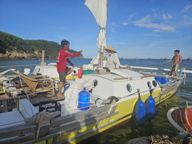 Ngư dân Quảng Ngãi hỗ trợ du khách Mỹ bị hỏng thuyền buồm trên biển- Ảnh 2.
