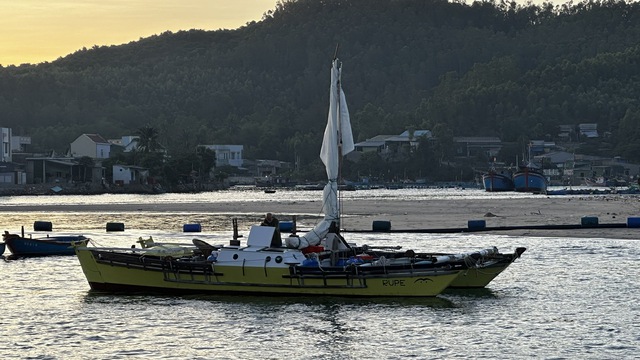 Ngư dân Quảng Ngãi hỗ trợ du khách Mỹ bị hỏng thuyền buồm trên biển- Ảnh 1.