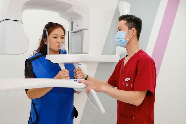 Bệnh nhân chụp phim CBCT khảo sát chính xác tình trạng xương hàm tại nha khoa Elite