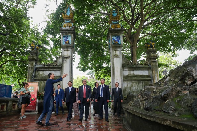 Phó thủ tướng, Ngoại trưởng New Zealand thăm đền Ngọc Sơn, thưởng thức món kem đặc biệt- Ảnh 3.