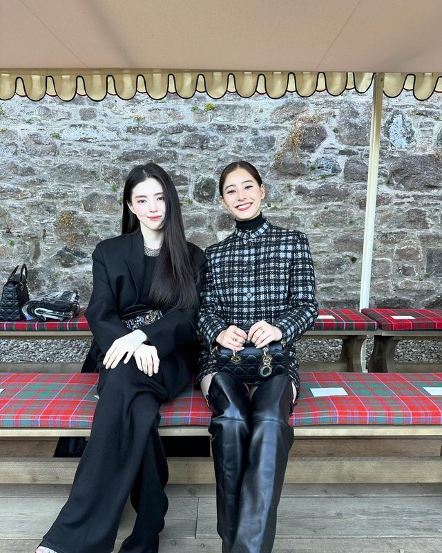 Han So Hee và Anya Taylor-Joy lên đồ nguyên tông đen, thần sắc 'bất phân thắng bại'- Ảnh 5.