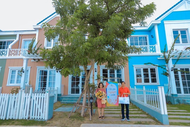 Gia đình anh Hải trong ngày nhận bàn giao biệt thự biển tại NovaWorld Phan Thiet