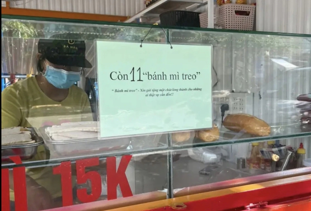 Độc lạ 'bánh mì treo' ở Phú Yên với mong muốn không còn ai bị đói- Ảnh 1.