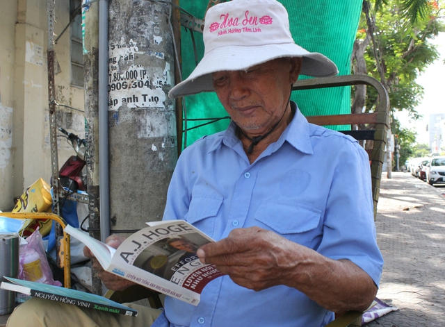 Ông Quang duy trì thói quen đọc sách mỗi ngày đã được gần 30 năm