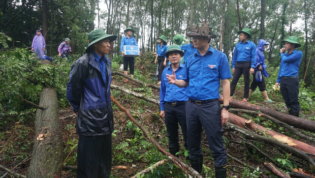 Anh Bùi Quang Huy thăm động viên công nhân đang xây dựng đường dây 500 kV- Ảnh 1.