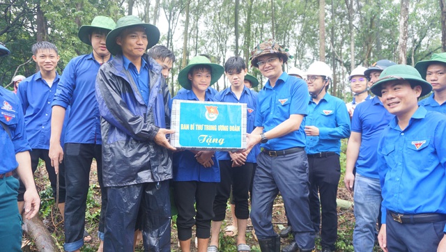 Anh Bùi Quang Huy thăm động viên công nhân đang xây dựng đường dây 500 kV- Ảnh 2.