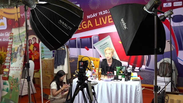 Sự thật về livestream bán hàng 'giảm sốc'- Ảnh 2.