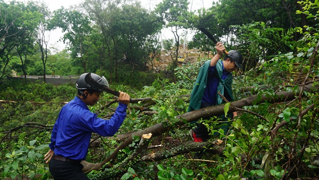 Anh Bùi Quang Huy thăm động viên công nhân đang xây dựng đường dây 500 kV- Ảnh 4.