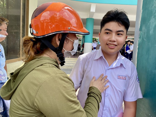 Thi vào lớp 10 TP.HCM: Cha mẹ mất ăn, mất ngủ vì lo lắng- Ảnh 2.