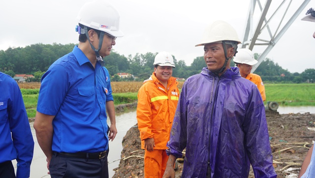Anh Bùi Quang Huy thăm động viên công nhân đang xây dựng đường dây 500 kV- Ảnh 5.