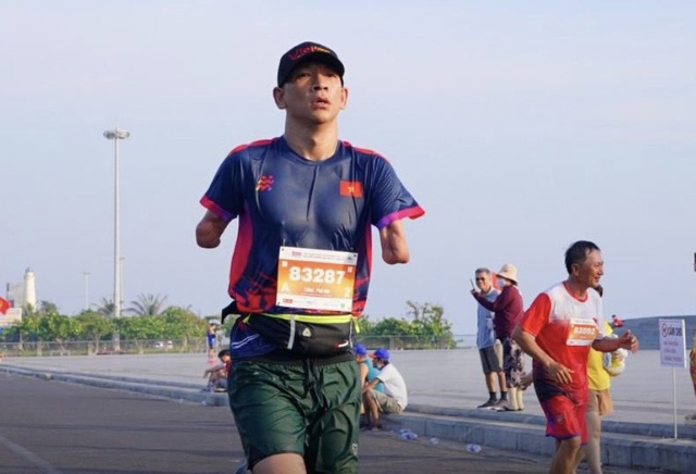 Chàng trai không tay thay đổi cuộc đời bằng… chạy bộ- Ảnh 1. Chàng trai không tay thay đổi cuộc đời bằng… chạy bộ- Ảnh 1.