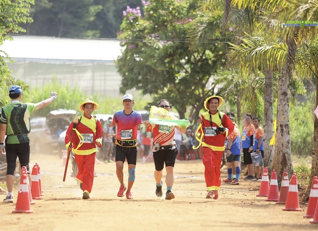 Chàng trai không tay thay đổi cuộc đời bằng… chạy bộ- Ảnh 3. Chàng trai không tay thay đổi cuộc đời bằng… chạy bộ- Ảnh 3.