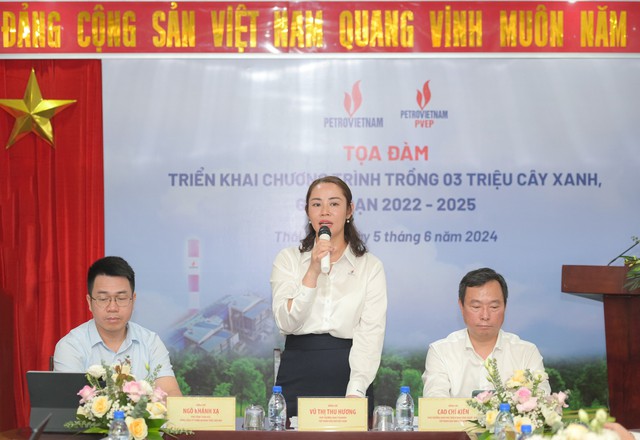 Bà Vũ Thị Thu Hương, Phó Trưởng Ban Truyền thông và Văn hóa Doanh nghiệp Petrovietnam phát biểu tại tọa đàm